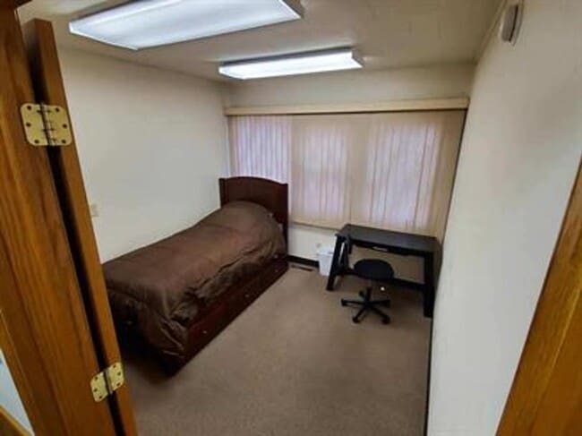 Building Photo - 7 Bed 2.5 Bath House for Rent