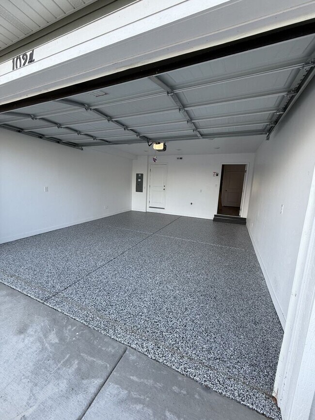 Building Photo - Charming Townhome in Provo, UT  $500 gift card if rented before Valentines day