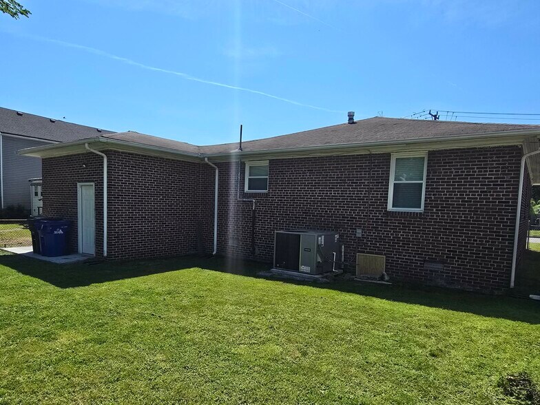 Large Backyard - 818 Coolidge St