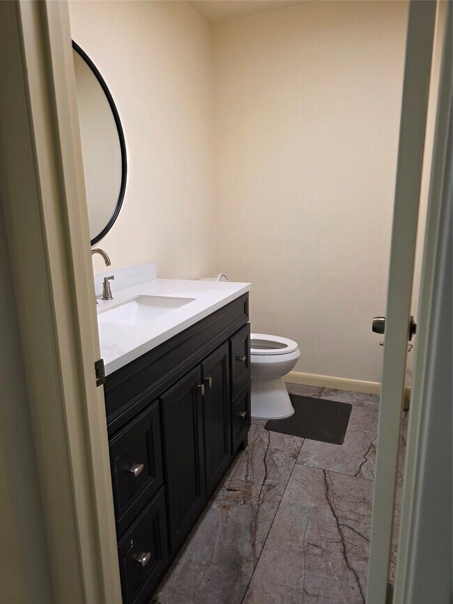 Building Photo - 406 Fox Briar Ln