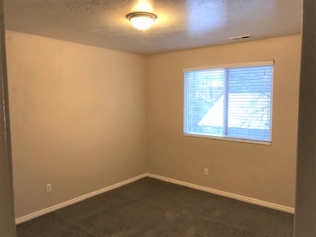 2 Large Bedrooms - 414 400 N