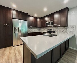 Building Photo - Cozy, Conveniently Located Large One Bedroom Condo!