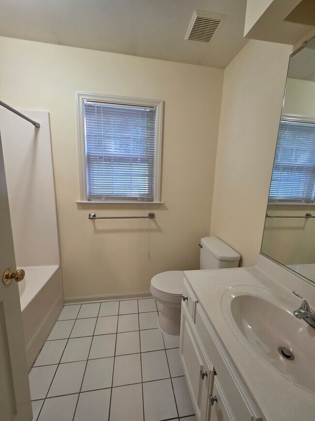 Building Photo - 3 BR Townhome in north High Point!