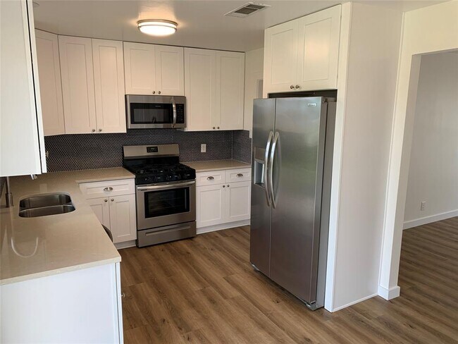 Building Photo - 1400 Kamar Dr