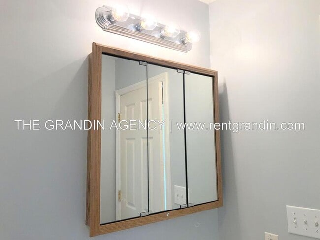 Building Photo - 1811 Meadows Ct