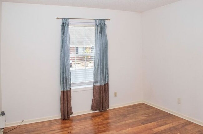 Building Photo - Updated 2BR 2.5BA Home w/ Lake Access • New Countertops • Patio in Farragut