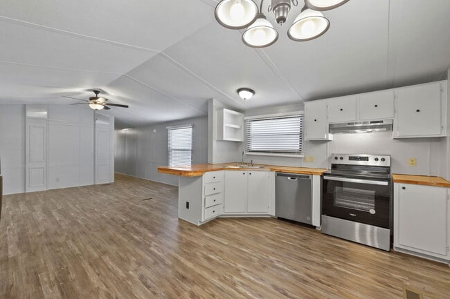 Building Photo - 6516 Blue Water Ct