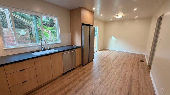 Building Photo - 3Bed/2.5Ba Tri-Level Home with Views, Solar, and Private Yard – Glen Park