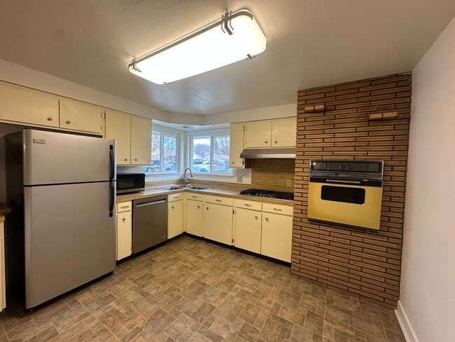 Building Photo - Vintage Character, Modern Finishes! Spacio...