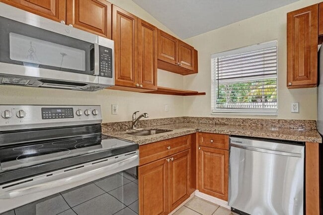 Building Photo - 1205 S Lake Dr