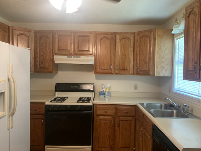 Kitchen - 1034 S Crockett Dr