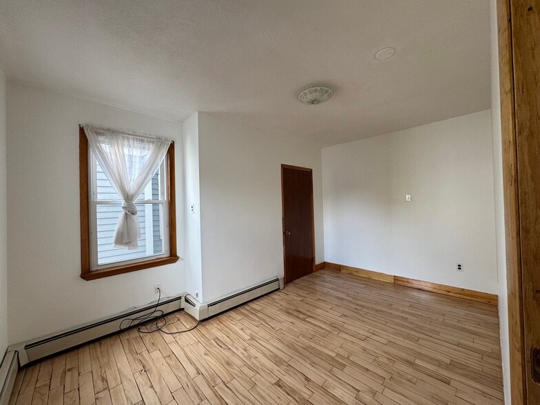 Building Photo - 114 Thorndike St