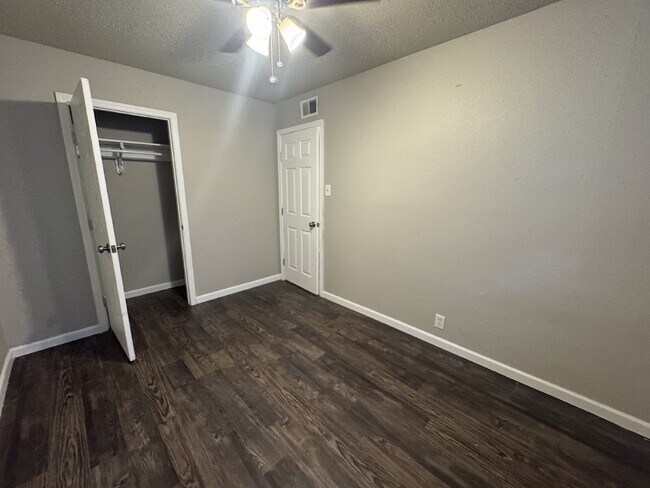 Building Photo - 2 Bedroom and 1 bathroom ready to move in