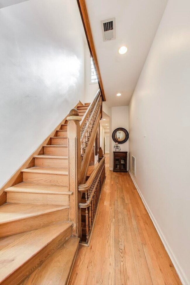 Building Photo - 4553 S Ellis Ave