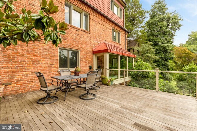Building Photo - 3111 Chain Bridge Rd NW