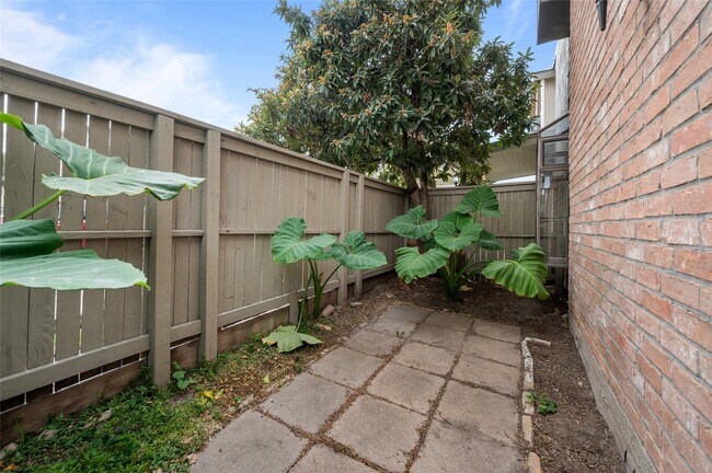 Building Photo - 5718 Val Verde St