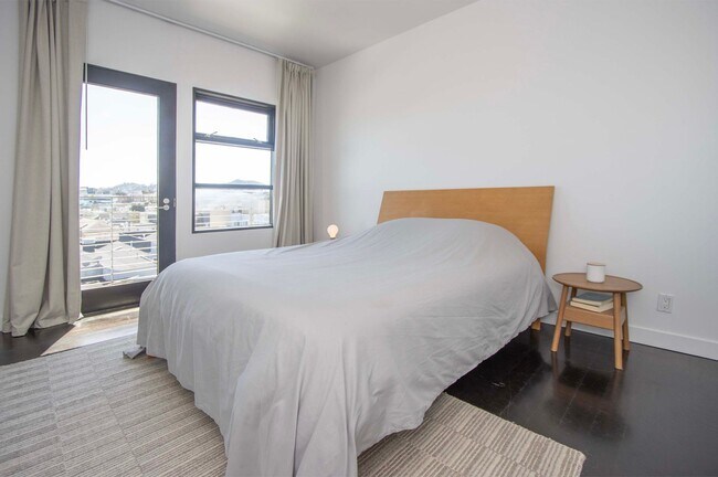 Building Photo - Stunning 4Bed/2.5ba Condo in Pacific Heights