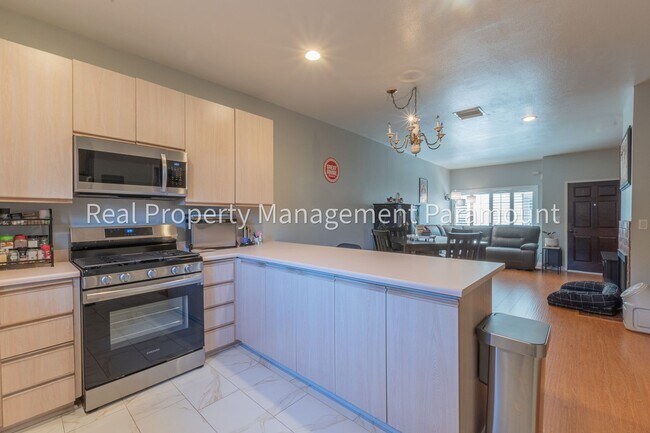 Building Photo - Stunning 2 Bedroom Townhouse in a Peaceful Neighborhood