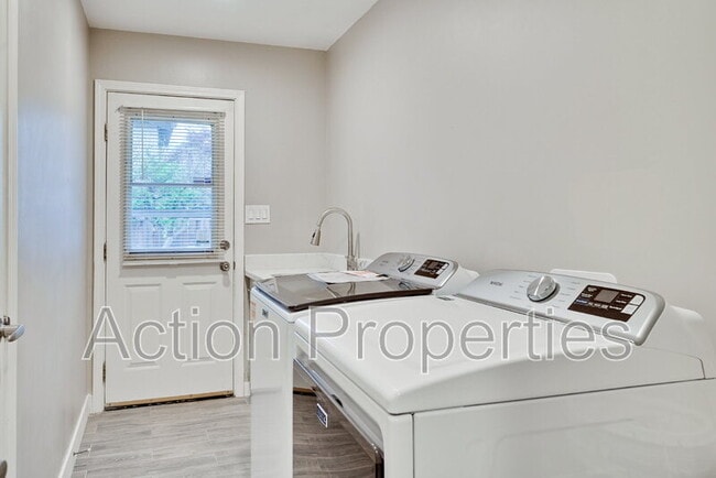 Building Photo - 681 S 13th St