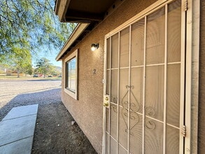 Building Photo - "Spacious 4-Bedroom Townhouse in Prime Phoenix Location – Quiet and Move-in ready!"