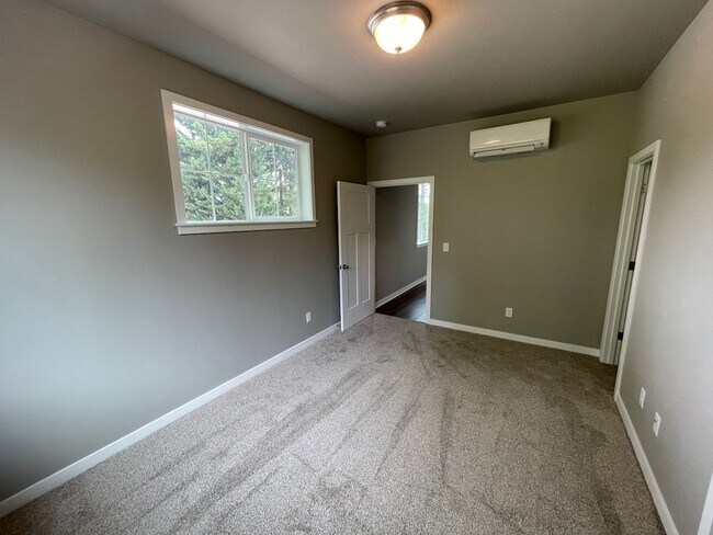 Building Photo - NEW 4 Bedroom / 4.5 Bath Duplex. A/C in every bedroom