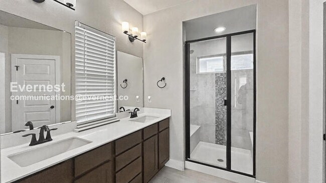 Building Photo - 3 Bed, 2 Bath Home with Fenced Yard & Garage / Pet-Friendly / Available Now!