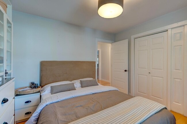 Building Photo - 2057 Middle St