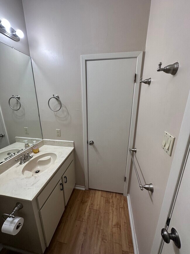 Bathroom - 2905 Swisher St