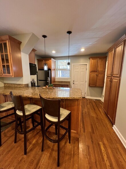 Kitchen/w Bar - 3526 N Reta Ave