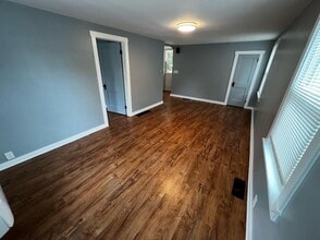 Building Photo - Cute 1 Bedroom Single Unit - Close to Campus!