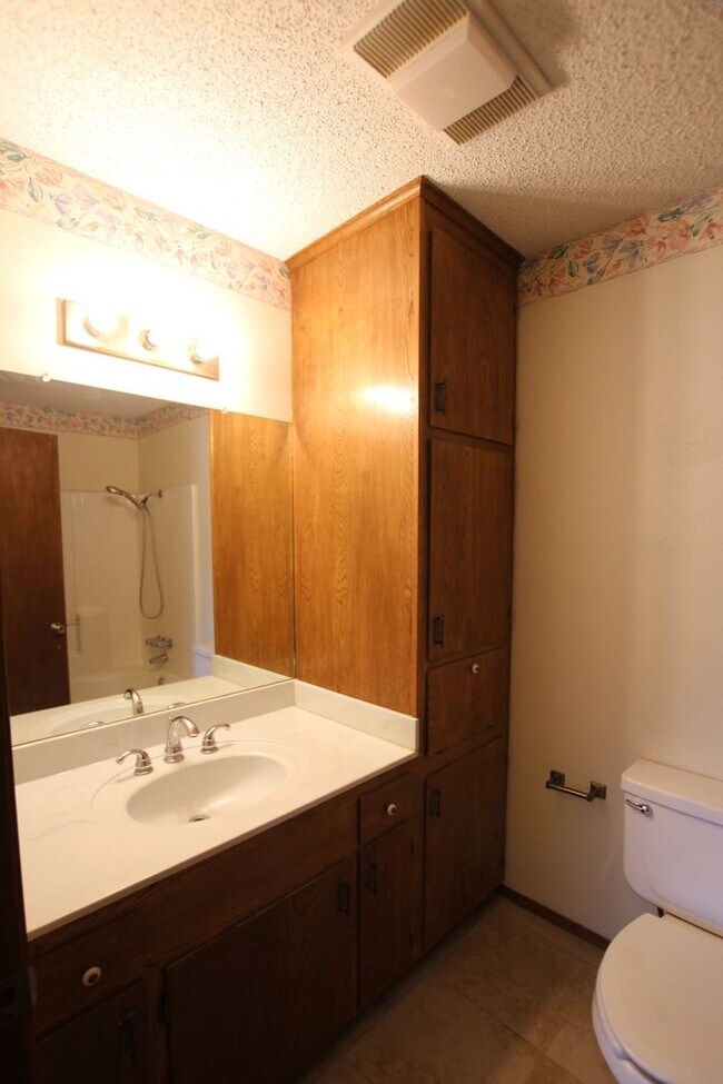 Building Photo - Beautiful 3 Bed 2 Bath Home in Tyler's Azalea District