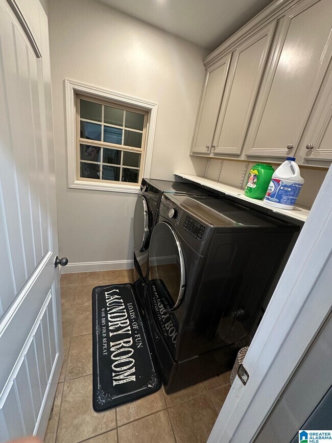 Building Photo - 221 Castlehill Dr