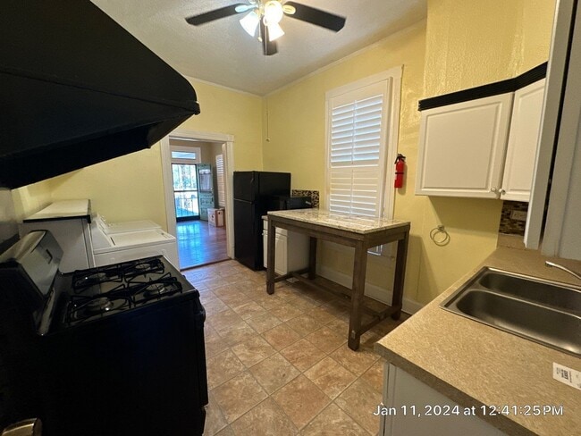 Building Photo - Spacious House in the U of M Area! Coming ...