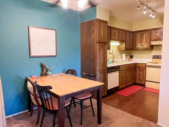 Building Photo - ONE BED ONE BATH UNIT AVAILABLE FOR RENT