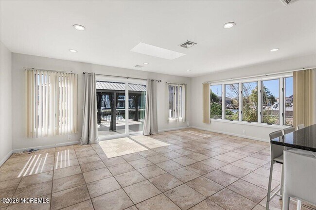 Building Photo - 774 Nassau Dr