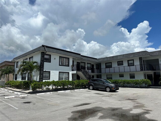 Building Photo - 5661 SW 36th Ct