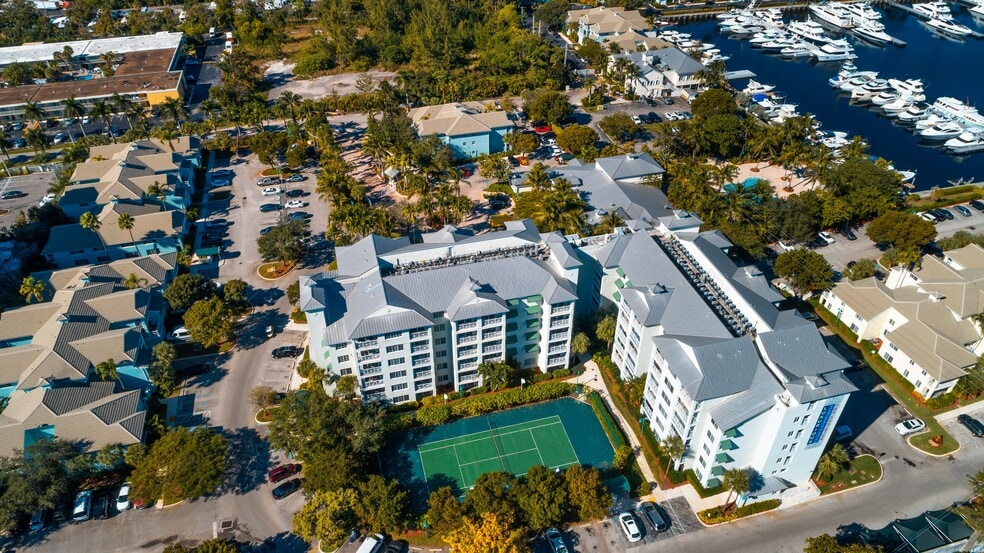 Pickelball & tennis - The Falls At Marina Bay