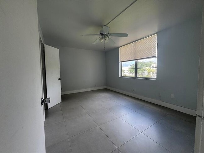 Building Photo - 9235 Lagoon Pl