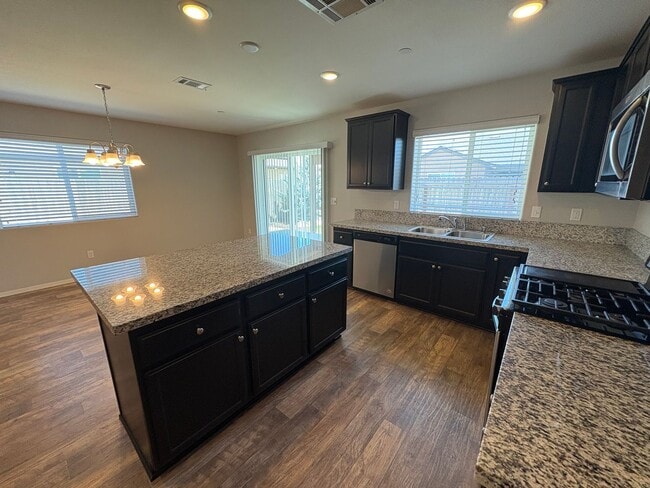 Building Photo - NW Visalia Home Available Now!