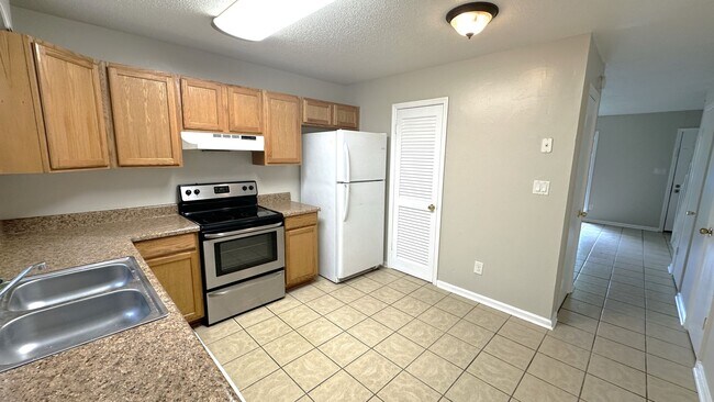 Building Photo - LOVELY 2/1.5 w/ Deck, & Privacy Fenced Yard! Available Now for $1250/month