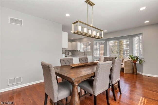 Building Photo - 40 Primrose Ln