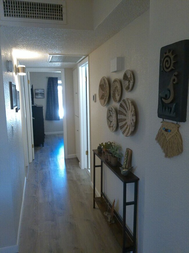 Building Photo - Beautiful updated condo in Los Lagos Upstairs unit.