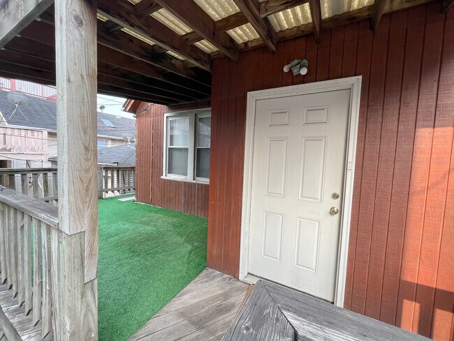 Building Photo - 2442 N Ashland Ave