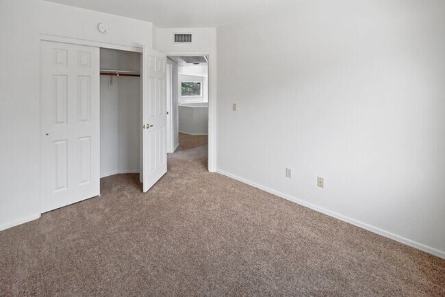 Building Photo - Elegant 4-Bed Home with Balcony & Backyard...