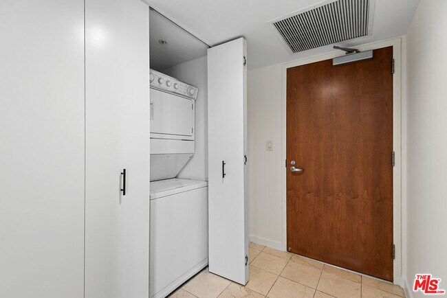 Building Photo - 13700 Marina Pointe Dr