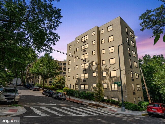 Building Photo - 1801 Clydesdale Pl NW