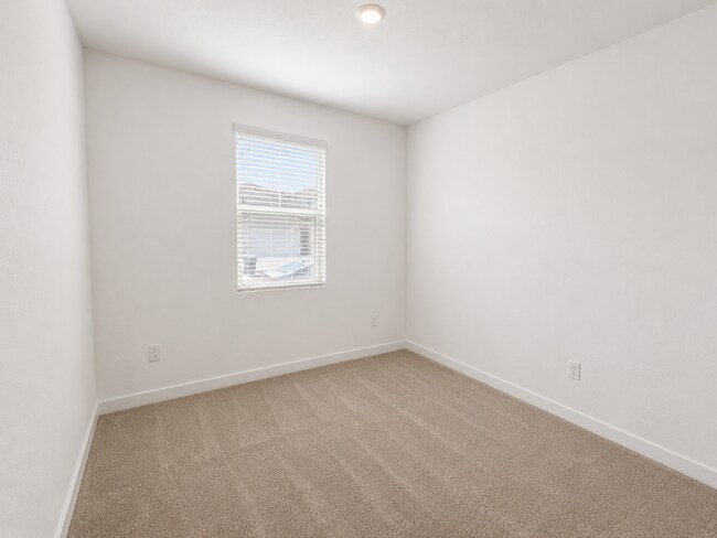 Building Photo - 2806 N Applegate Ave