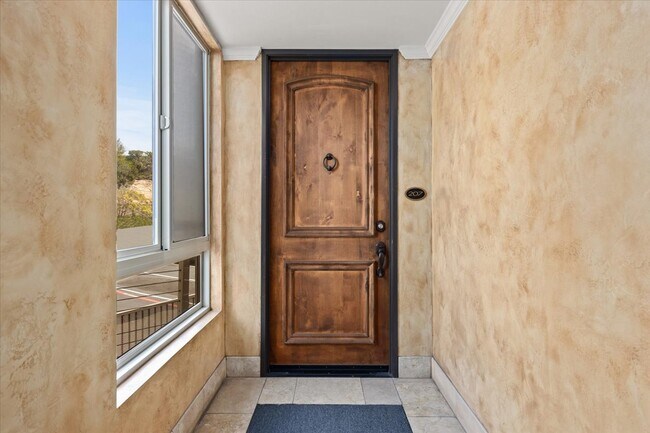 Front door/end unit - 935 Genter St