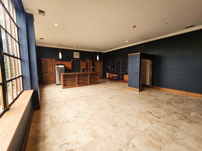 Primary Photo - 1000 E M L King Blvd