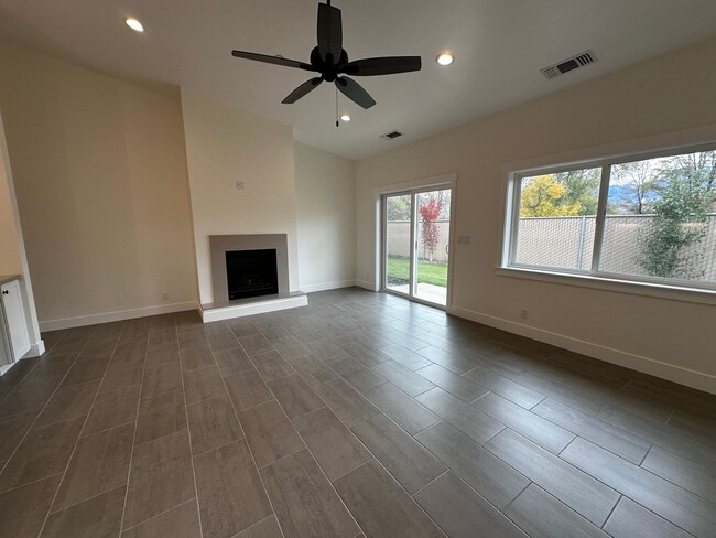 Building Photo - New Construction in Down Town Bishop West side!